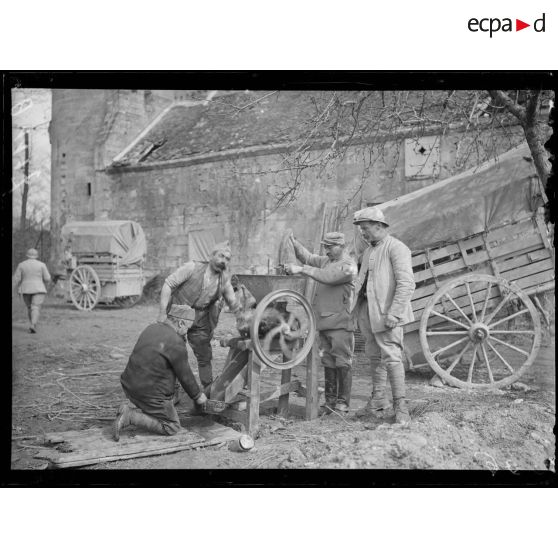 Bucy le Long. Aisne. Concasseur pour avoine. [légende d'origine]