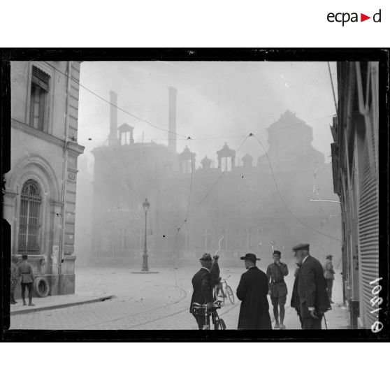 Hôtel de ville de Reims incendié. [légende d'origine]