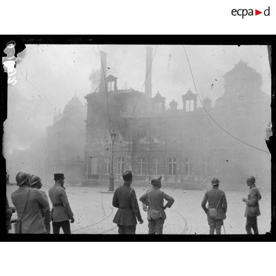Hôtel de ville de Reims incendié. [légende d'origine]