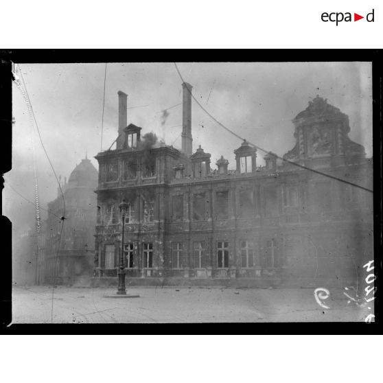 Hôtel de ville de Reims incendié. [légende d'origine]