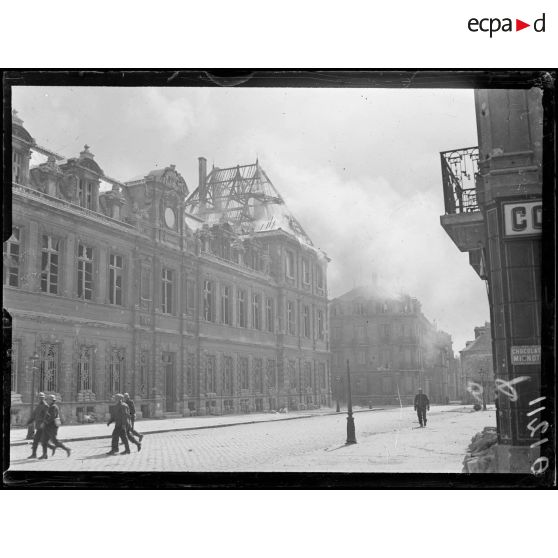 Hôtel de ville de Reims incendié. [légende d'origine]
