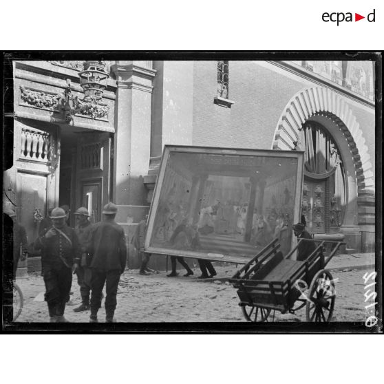 Hôtel de ville de Reims. Déménagement du musée. [légende d'origine]