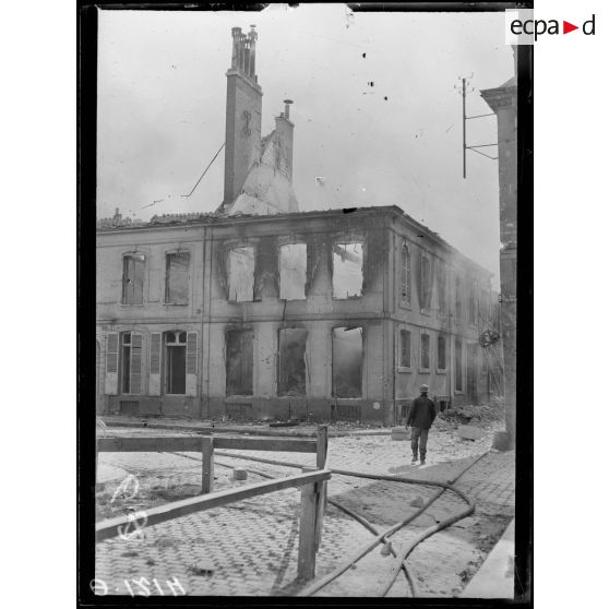 Hôtel de ville de Reims incendié. [légende d'origine]