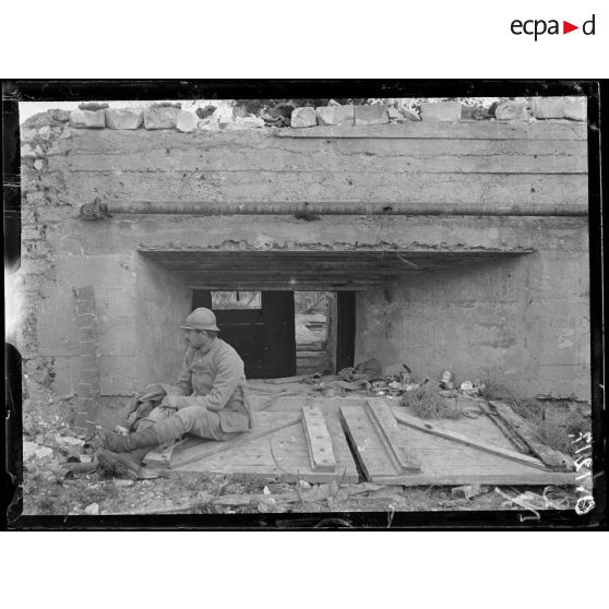 [Loivre. Marne. Abri allemand pour pièce lourde détruit par notre artillerie.]