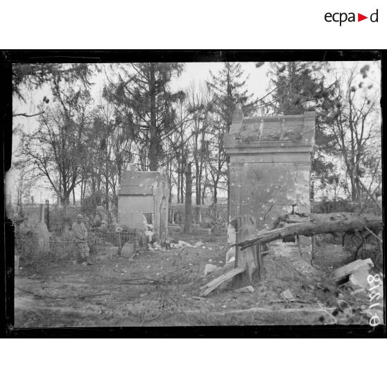 Dans la Marne. Près Reims. Cimetière bombardé. [légende d'origine]