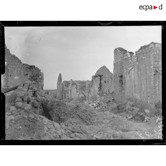 Dans la Marne. Près Reims. Village en ruines. [légende d'origine]