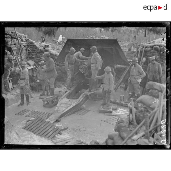 Batterie de 155 Schneider inondée et continuant le tir. [légende d'origine]