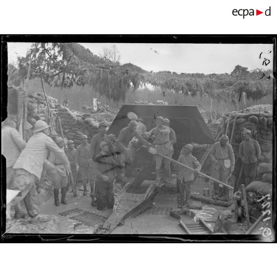 Batterie de 155 Schneider inondée et continuant le tir.