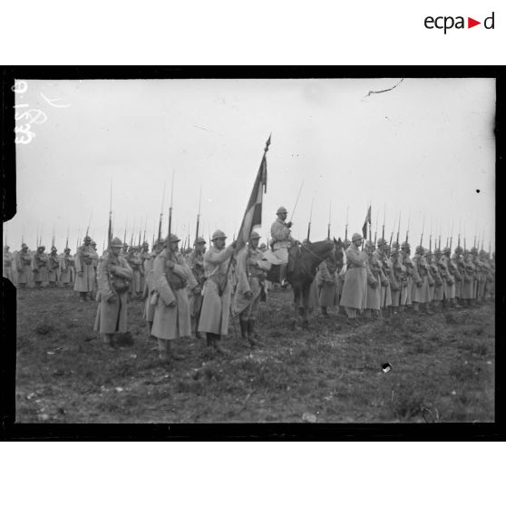 Près de Ville en Tardenois. Aisne. Revue passée par le général Philipot. Le drapeau du 42e infanterie. [légende d'origine]