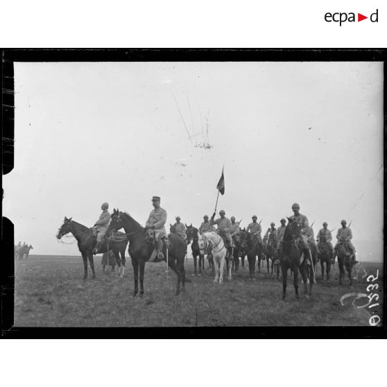 Près de Ville en Tardenois. Aisne. Le général Philipot et son escorte. [légende d'origine]