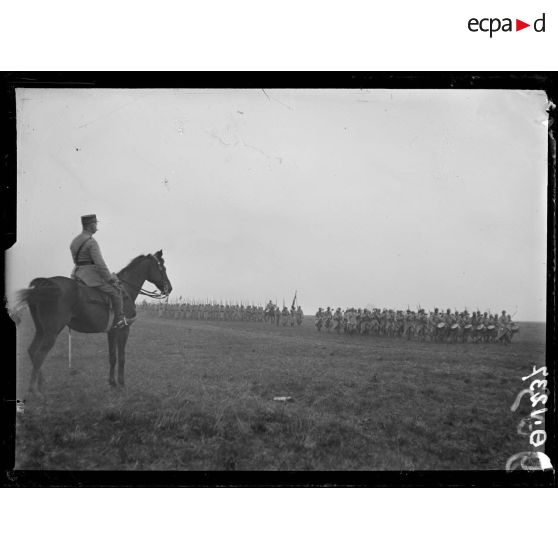 Près de Ville en Tardenois. Aisne. Revue passée par le général Philipot. Le défilé des troupes. [légende d'origine]