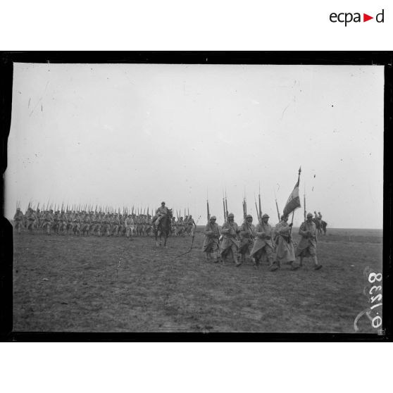 Près de Ville en Tardenois. Aisne. Revue passée par le général Philipot. Le défilé des troupes. [légende d'origine]