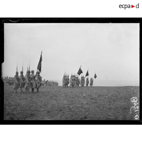 Près de Ville en Tardenois. Aisne. Revue passée par le général Philipot. Les drapeaux des 4 régiments qui ont obtenu la fourragère. [légende d'origine]