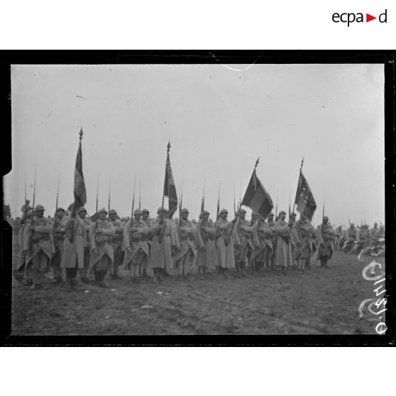 Près de Ville en Tardenois. Aisne. Revue passée par le général Philipot. Les drapeaux des 4 régiments qui ont obtenu la fourragère. [légende d'origine]