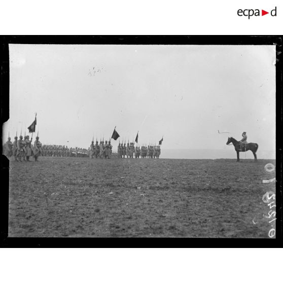 Près de Ville en Tardenois. Aisne. Les drapeaux des 4 régiments qui ont obtenu la fourragère. Le général Philipot salue les drapeaux. [légende d'origine]