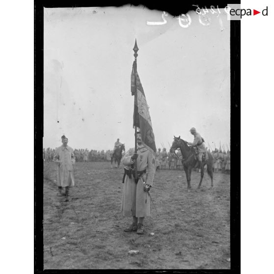 [Près de Ville en Tardenois. Aisne. Les drapeaux des 4 régiments qui ont obtenu la fourragère. Le drapeau du 35e infanterie.]