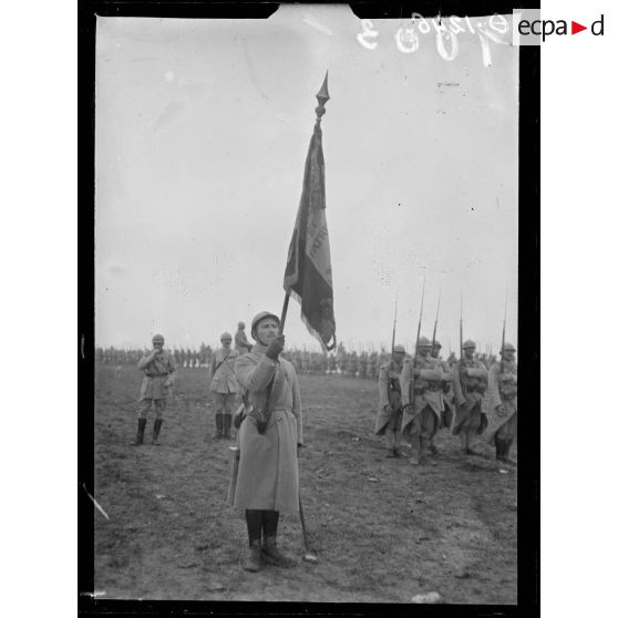 Près de Ville en Tardenois. Aisne. Les drapeaux des 4 régiments qui ont obtenu la fourragère. Le drapeau du 42e infanterie. [légende d'origine]