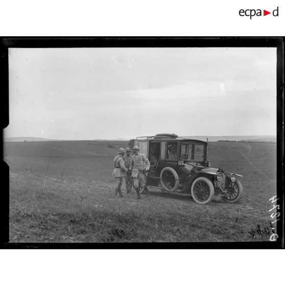 Plateau de Poilly. Marne. Revue passée par le général de Bazelaire. Arrivée du général de Bazelaire, commandant le 7e corps d'armée, reçu par le général Philippot, commandant la 14e division d'infanterie. [légende d'origine]