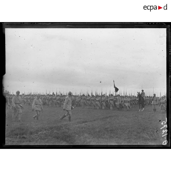 Plateau de Poilly. Marne. Revue passée par le général de Bazelaire. Arrivée des généraux de Bazelaire et Philippot devant le front des troupes. [légende d'origine]