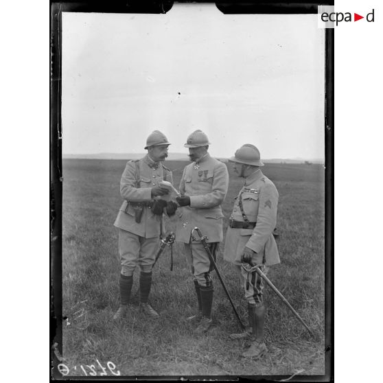 Plateau de Poilly. Marne. Revue passée par le général de Bazelaire. Généraux Bazelaire et Philippot. [légende d'origine]