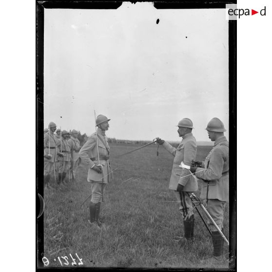 Plateau de Poilly. Marne. Revue passée par le général de Bazelaire. Le général Bazelaire décore le colonel Antoine, officier de la légion d'Honneur. [légende d'origine]