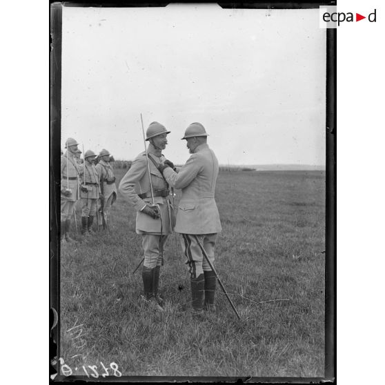 Plateau de Poilly. Marne. Revue passée par le général de Bazelaire. Le général Bazelaire décore le colonel Antoine, officier de la légion d'Honneur. [légende d'origine]