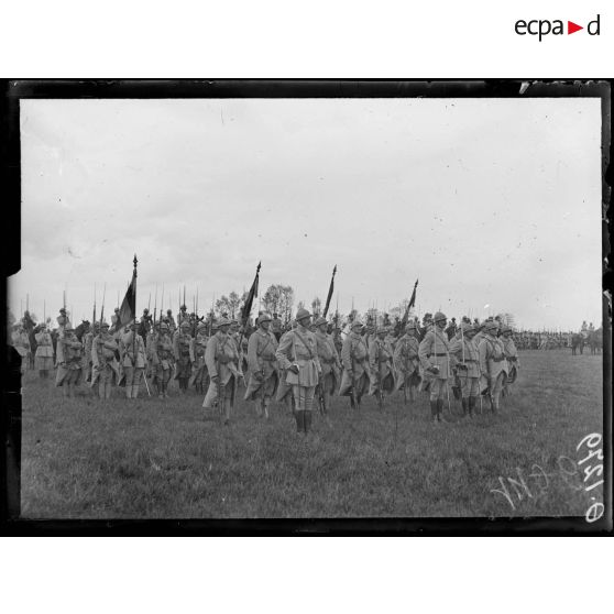 Plateau de Poilly. Marne. Revue passée par le général de Bazelaire. Devant les 4 drapeaux décorés des 60e, 42e, 35e, 44e d'infanterie. Le colonel Antoine et officiers attendant d'être décorés. [légende d'origine]