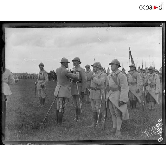 Plateau de Poilly. Marne. Revue passée par le général de Bazelaire. Remise de décorations par le général de Bazelaire. [légende d'origine]