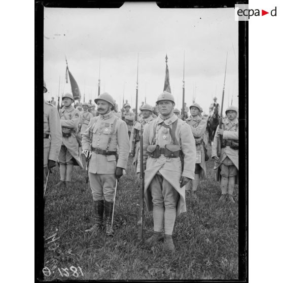 Plateau de Poilly. Marne. Revue passée par le général de Bazelaire. Parmi les décorés, le soldat Gourves, du 60e d'infanterie, 6e compagnie, fait chevalier de la légion d'Honneur. [légende d'origine]