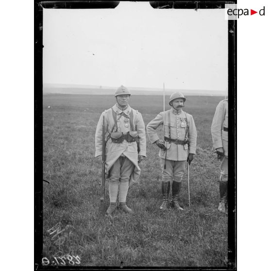 Plateau de Poilly. Marne. Revue passée par le général de Bazelaire. Parmi les décorés, le soldat Gourves, du 60e d'infanterie, 6e compagnie, fait chevalier de la légion d'Honneur. [légende d'origine]