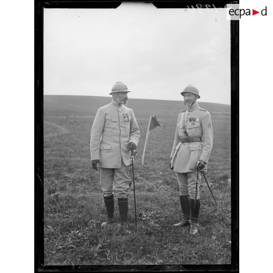 Plateau de Poilly. Marne. Revue passée par le général de Bazelaire. Général de Bazelaire et colonel Antoine. [légende d'origine]