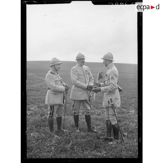 Plateau de Poilly. Marne. Revue passée par le général de Bazelaire. Général Philippot, de Bazelaire et colonel Antoine. [légende d'origine]