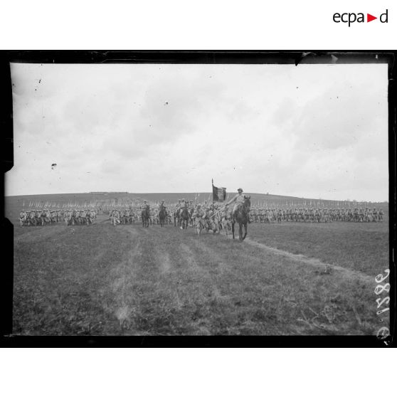 Plateau de Poilly. Marne. Revue passée par le général de Bazelaire. Défilé de la 14e division d'infanterie devant le général de Bazelaire. [légende d'origine]