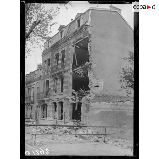 [Un immeuble en ruine, en centre ville.]