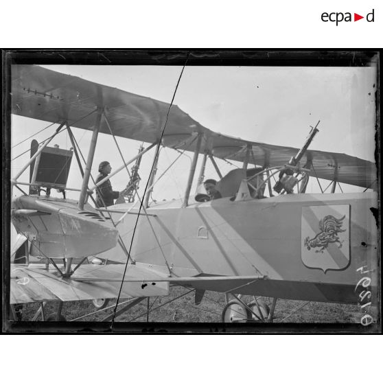 [Un avion militaire équipé de mitrailleuses.]