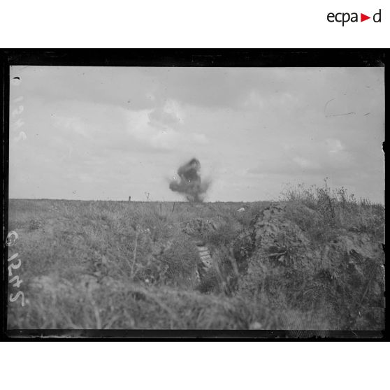 [Destruction et explosion d'un stock de munitions en pleine campagne, dans l'Oise.]