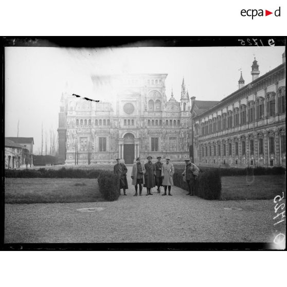 [Photographie de groupe d'une mission de journalistes français devant la chartreuse de Pavie, en Lombardie.]