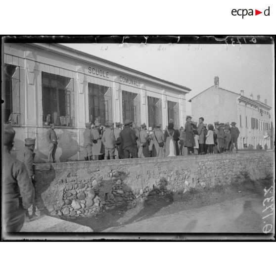 [Mission de journalistes français à Custozza, province de Vérone : rassemblement d'une musique militaire devant l'école communale.]