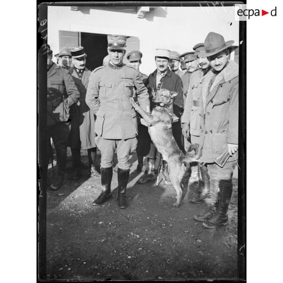 [Le général Garibaldi reçoit les journalistes français et Mr Tardieu à son poste de commandement, à Cornuda, en Vénétie.]