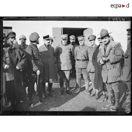 [Le général Garibaldi reçoit les journalistes français et Mr Tardieu à son poste de commandement, à Cornuda, en Vénétie.]