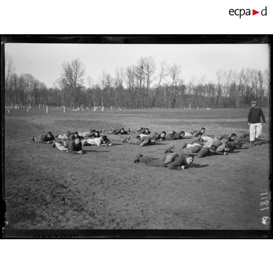 [Centre d'instruction de 1ere classe dans l'Oise : exercices physiques.]