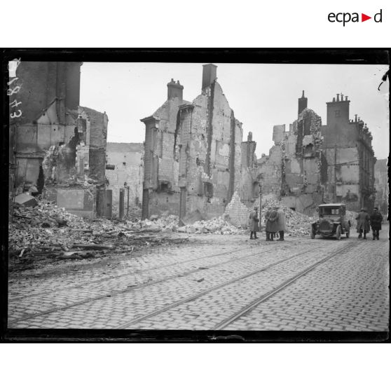 [Quartier d'Amiens en ruine.]