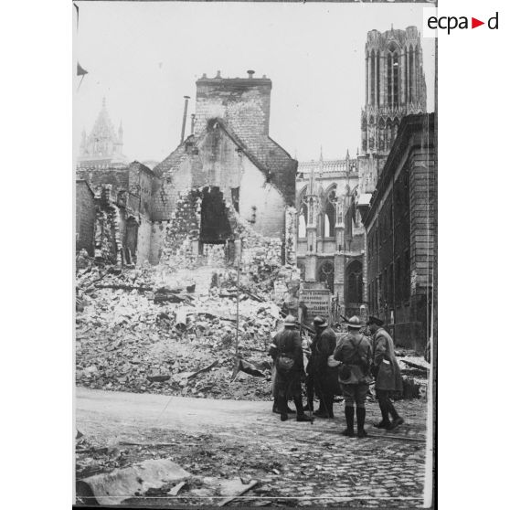 [Des autorités militaires procèdent à la reconnaissance de l'état de catastrophe causé par des bombardements, en centre ville d'Amiens.]