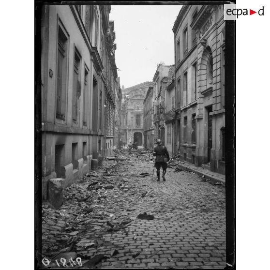 [Des autorités militaires procèdent à la reconnaissance de l'état de catastrophe causé par des bombardements, en centre ville d'Amiens.]