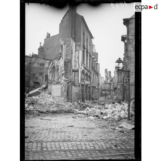 [Un quartier du centre ville d'Amiens en ruine.]
