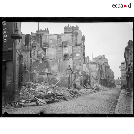 [Une rue en ruine à Amiens.]