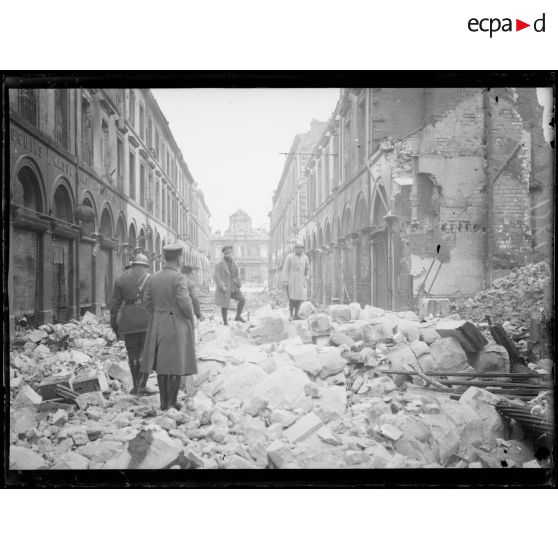 [Des autorités militaires procèdent à la reconnaissance de l'état de catastrophe causé par des bombardements, en centre ville d'Amiens.]