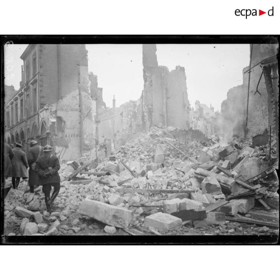[Des autorités militaires procèdent à la reconnaissance de l'état de catastrophe causé par des bombardements, en centre ville d'Amiens.]