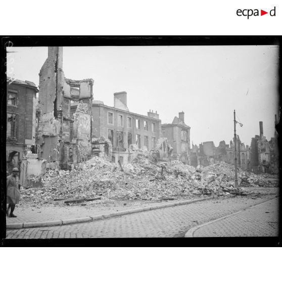 [Des autorités militaires procèdent à la reconnaissance de l'état de catastrophe causé par des bombardements, en centre ville d'Amiens.]