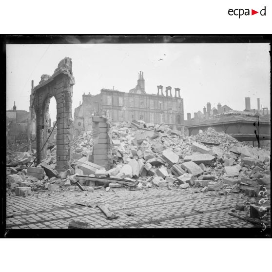 [Un coin en ruine du centre de ville d'Amiens. [légende d'origine]]